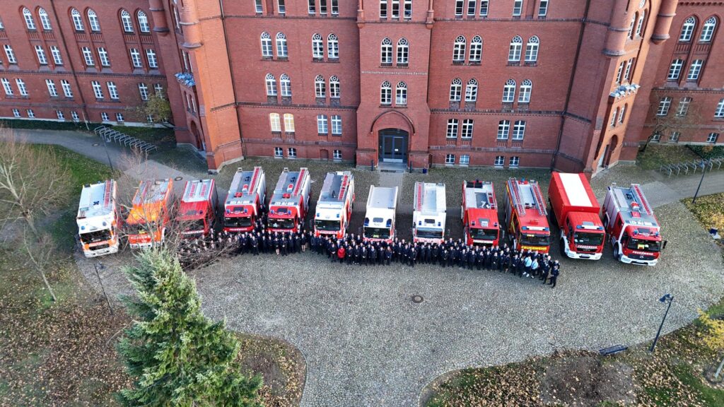 Gruppenbild vor der Technischen Hochschule